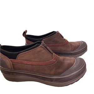 Clarks Mucker’s Slip on Shoes.Size 7.5. Color Brown With Zipper